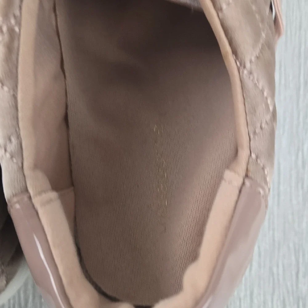 Liz Claiborne Womens Mauve Quilted Satin Fashion Sneaker Size 8.5 Pink Gold Logo